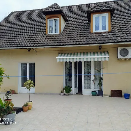 Des Travailleurs Homestay *